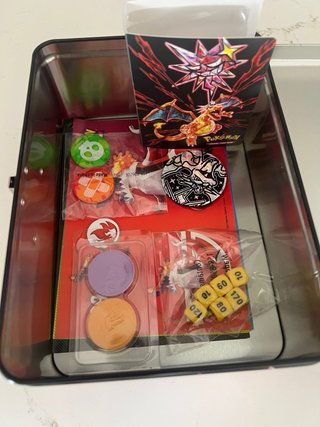 Estuche Metálico Pokémon con Carta Pikachu