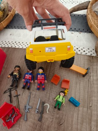 Playmobil Coche de Rescate y Figuras