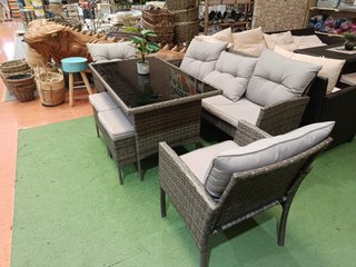 Conjunto Terraza Ratán Mesa y 4 Taburetes