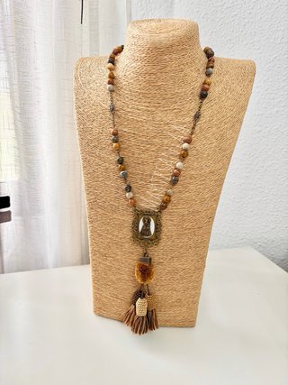 Collar rosario con colgante virgen y borlas marrón