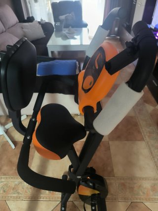Bicicleta estática naranja y negra Plegable.