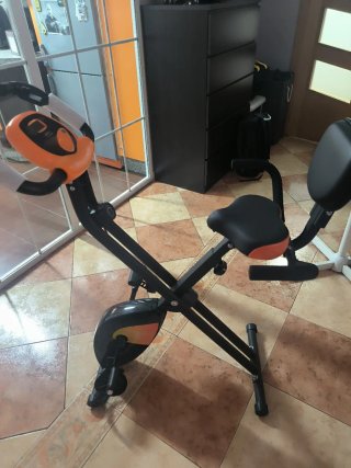 Bicicleta estática naranja y negra Plegable.