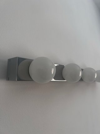 Lámpara de tocador plateada y blanca