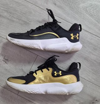 Zapatillas Under Armour Negras y Doradas