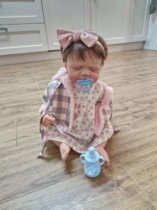 Muñeco bebé con chupete y biberón