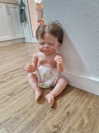 Muñeco bebé con chupete y biberón