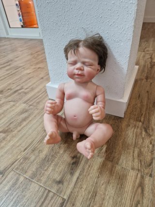 Muñeco bebé con chupete y biberón
