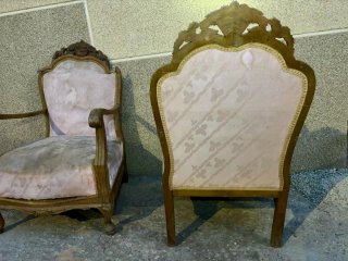 Butacas antiguas de madera y tela