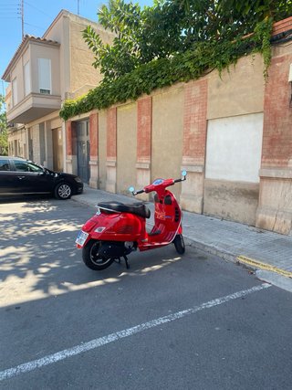Vespa GTS Super 125 Roja