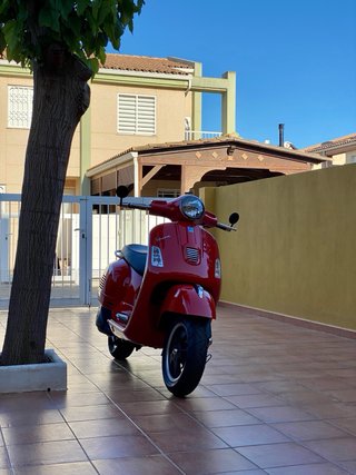 Vespa GTS Super 125 Roja