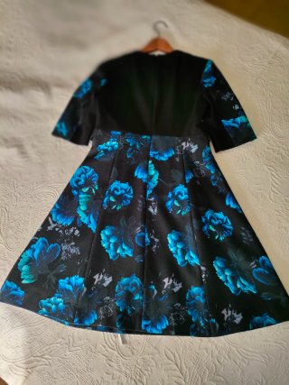 Vestido floral negro y azul