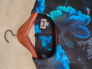 Vestido floral negro y azul
