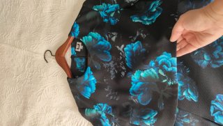 Vestido floral negro y azul