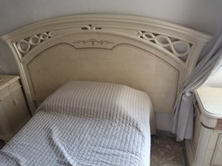 Testiera letto beige e bianca. Solo ritiro a mano.