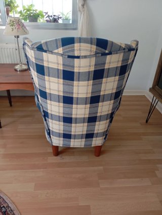 Dos sillones orejeros de tela recién tapizados