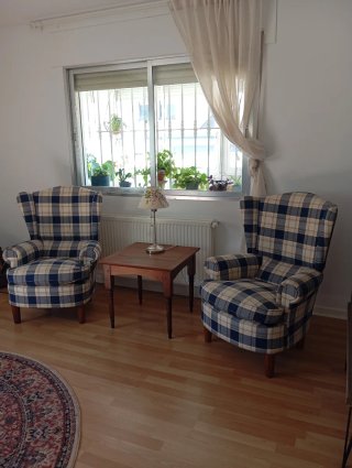 Dos sillones orejeros de tela recién tapizados