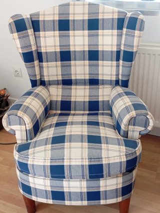 Dos sillones orejeros de tela recién tapizados