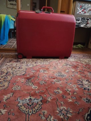 Maleta roja de viaje con ruedas