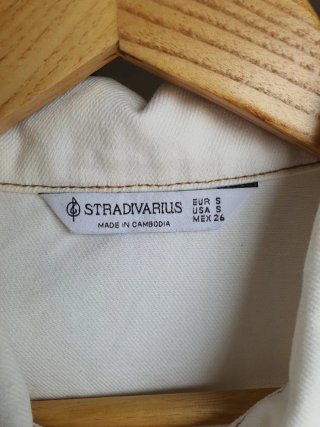 Mono vaquero blanco Stradivarius