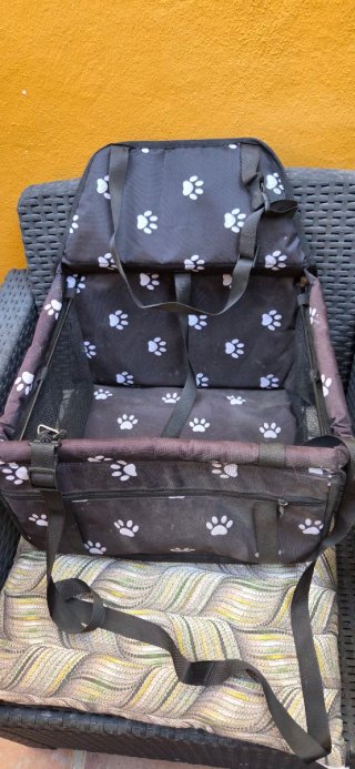 Silla para perros con estampado de huellas
