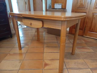 Mesa de comedor de madera