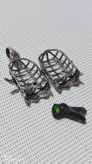 Colgante Aleación Jaula de Pájaros con Ópalo.
