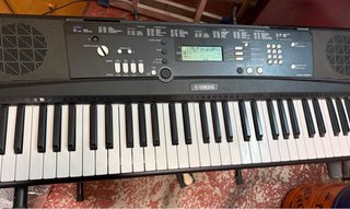 Teclado Yamaha EZ-220 con soporte y pedal
