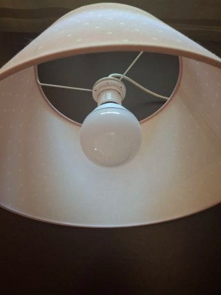 Lámpara infantil rosa lunares blancos
