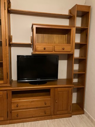 Mueble de madera con vitrina y estanterías