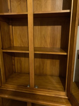 Mueble de madera con vitrina y estanterías