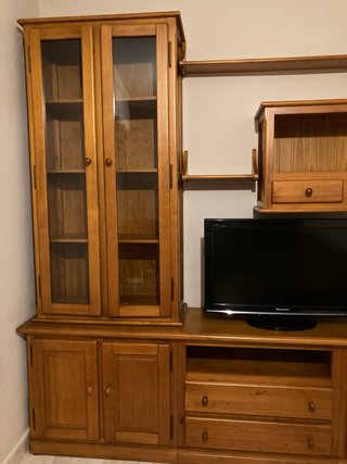 Mueble de madera con vitrina y estanterías