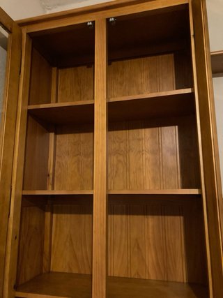 Mueble de madera con vitrina y estanterías