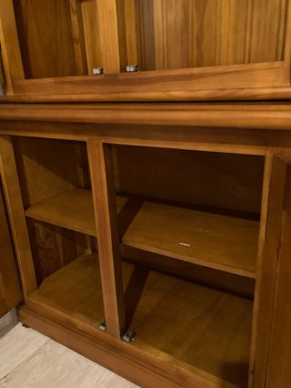 Mueble de madera con vitrina y estanterías