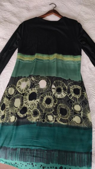 Vestido negro y verde con estampado