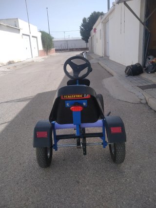 Coche de pedales para dos