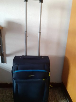 MALETA TROLLEY CON ASA TELESCÓPICA Y RUEDAS. NUEVA