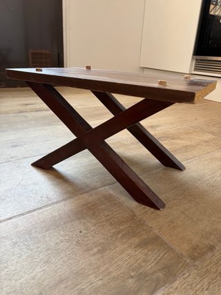Bonito banquito bajo de madera