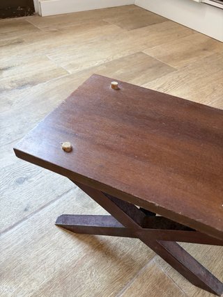 Bonito banquito bajo de madera