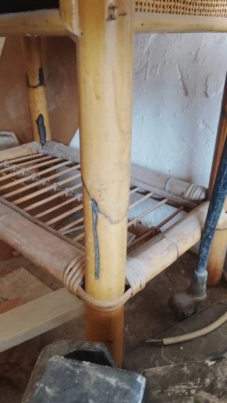 Tavolino ausiliario artigianale in bambù e vimini