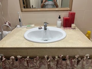 Mueble de baño con lavabo y cortina