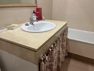 Mueble de baño con lavabo y cortina
