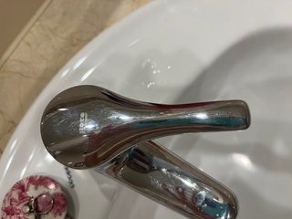 Mueble de baño con lavabo y cortina