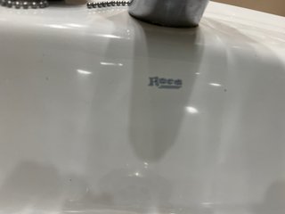 Mueble de baño con lavabo y cortina