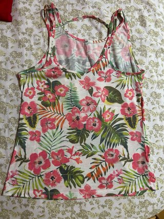 Camiseta tirantes floral bershka talla XS
