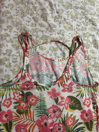 Camiseta tirantes floral bershka talla XS