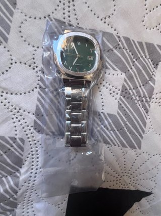 Reloj de pulsera con números arábigos