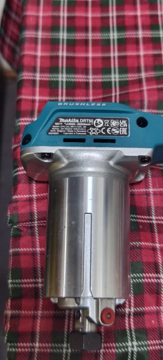 Fresadora Makita 18V con accesorios