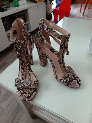 Zapatos de tacón con estampado de serpiente