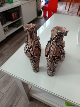 Zapatos de tacón con estampado de serpiente