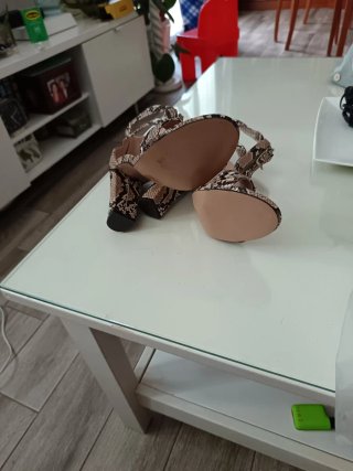 Zapatos de tacón con estampado de serpiente